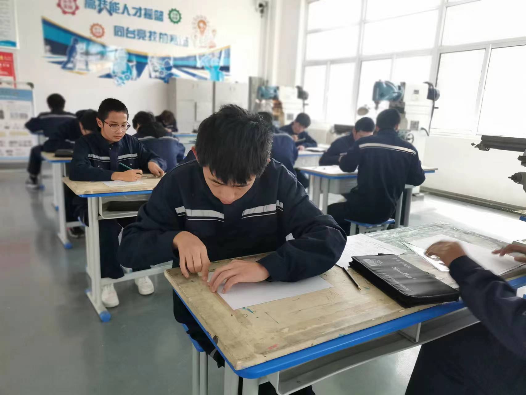 甘肃北方技工学校告诉你考不上高中上技校好不好？